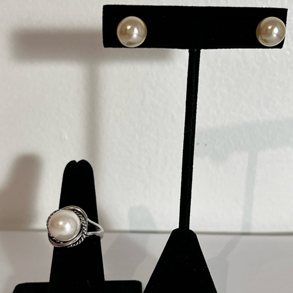 Jewelry - Pearl ring and earring set creamy luster in color not sure of the metal
